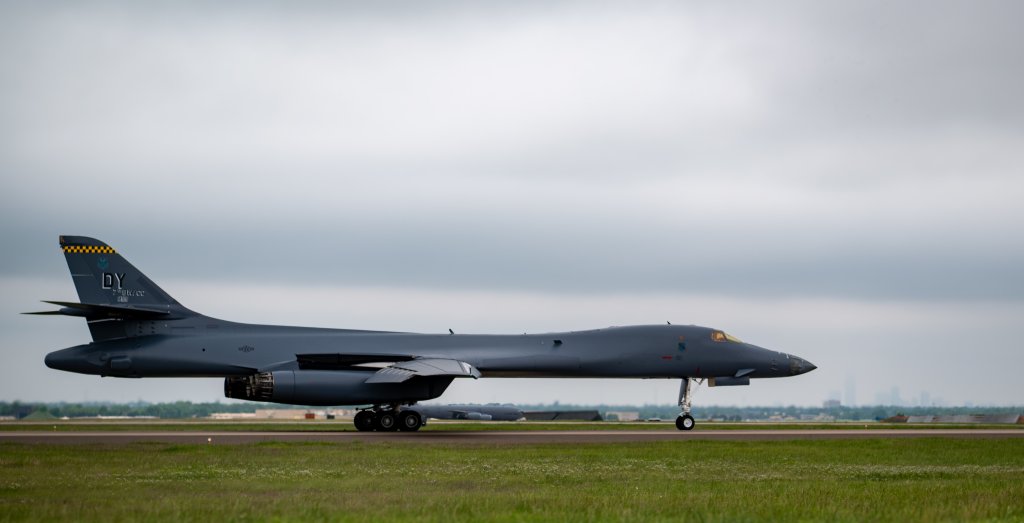 B-1B پس از پایان تعمیرات دپویی از تینکر برمی‌خیزد