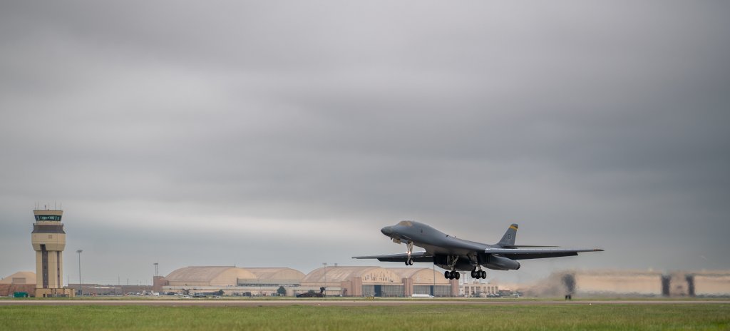 B-1B هنگام ترک پایگاه تینکر پس از احیا