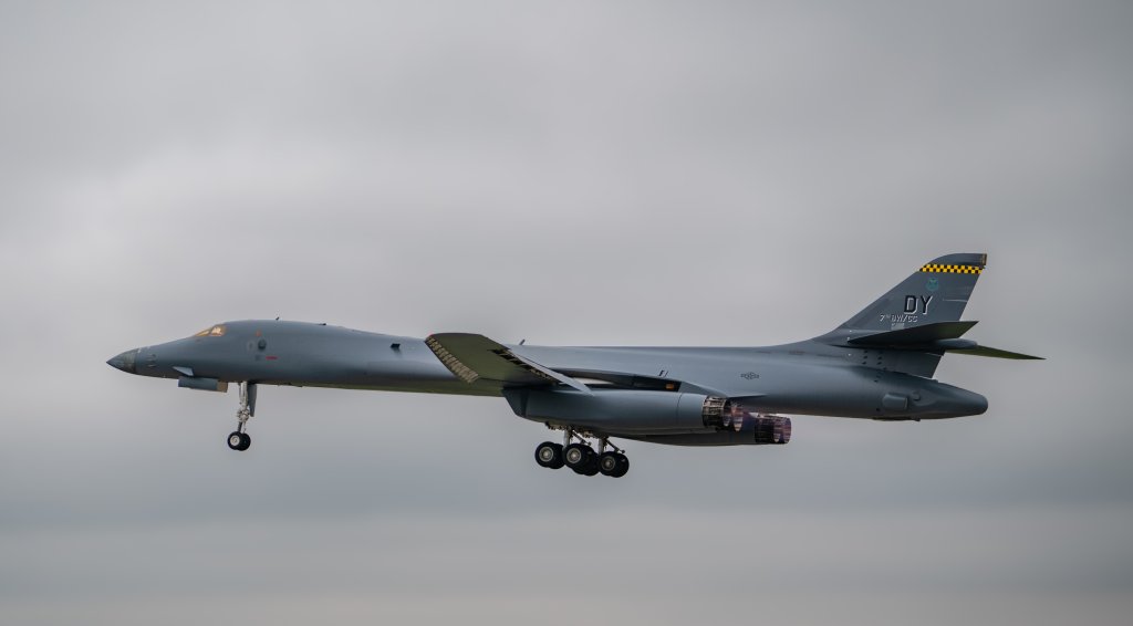 B-1B در حال برخاستن از پایگاه تینکر در ۲۲ آوریل ۲۰۲۶
