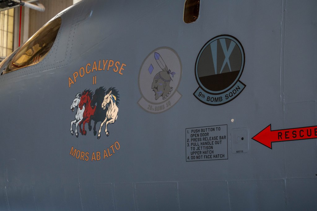 نقاشی دماغه Apocalypse II روی B-1B