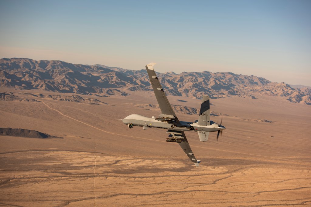 MQ-9 Reaper نیروی هوایی آمریکا در پرواز آموزشی بر فراز محدوده آزمایش و آموزش نوادا