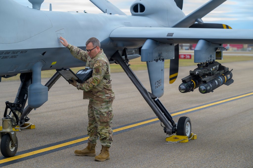 متخصص تجهیزات زمینی کنار MQ-9 Reaper مسلح در تمرین Sentry South