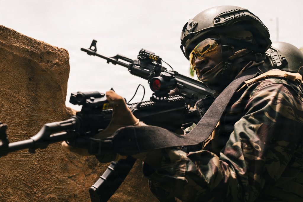 Cameroonian special forces soldiers prepare to assault a mock village during exercise Flintlock 26 at an Ivorian training facility in Côte d’Ivoire, April 18, 2026. Since 2005, Flintlock has served as U.S. Africa Command’s premier annual special operations exercise. This year’s exercise brought together more than 30 countries across Côte d’Ivoire and Libya to build lethality and readiness, strengthen counterterrorism skills and increase collaboration across borders. (U.S. Army photo by Spc. Edgar Martinez)