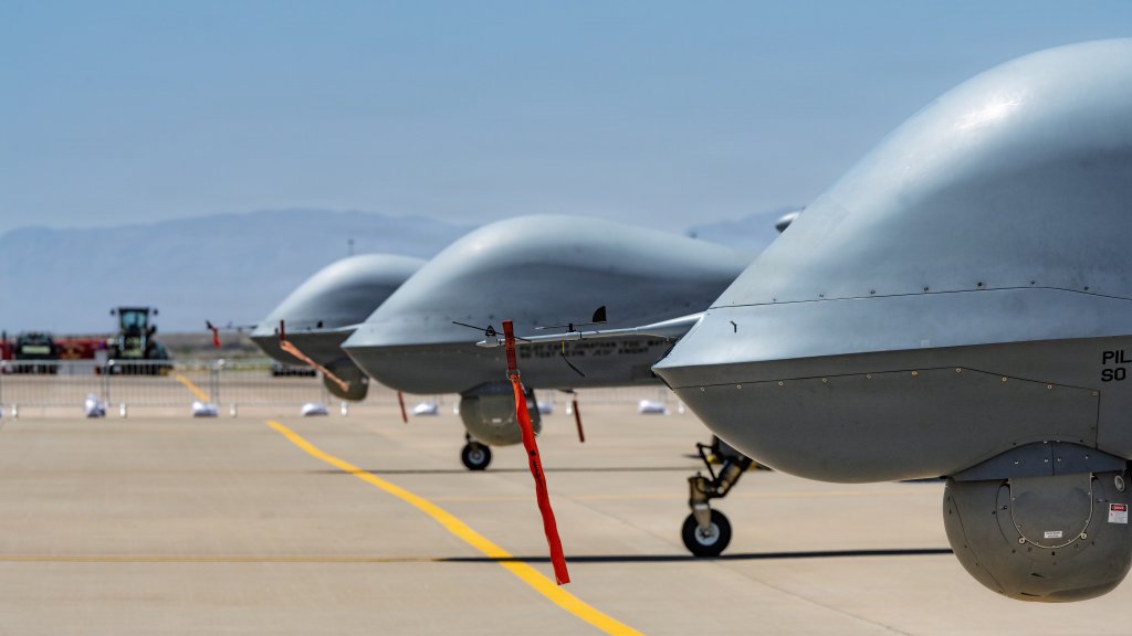 چند MQ-9 Reaper روی خط پرواز پایگاه هوایی Holloman