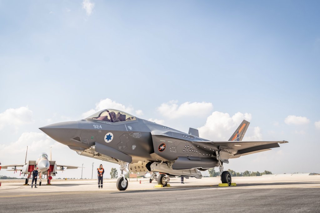 جنگنده آزمایشی F-35I کنار یک F-15I روی خط پرواز
