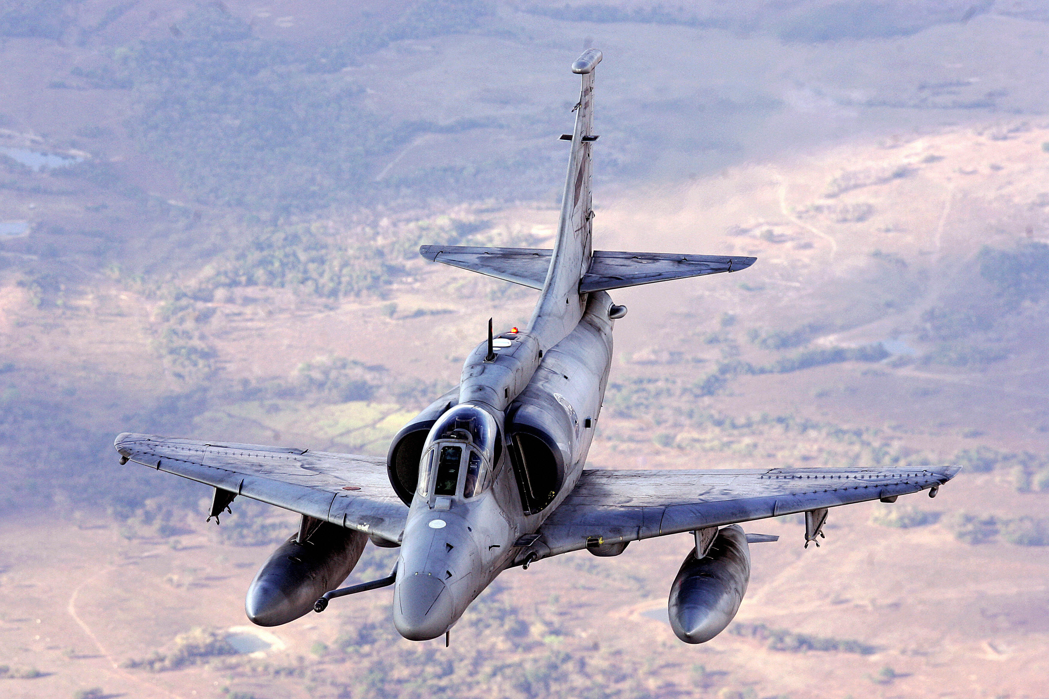 Brasilia, BRAZIL: An A-4 Skyhawk aircraft from Argentina's Air Force flies after taking off from the Brazilian air base of Anapolis, 170 km from Brasilia, 25 August 2006, during the III Cruzeiro do Sul joint maneuvers (Cruzex III) in which Brazil, France, Venezuela, Chile, Argentina and Uruguay take part. These aerial exercises face the possibility of acting in the framework of UN coalitions in other regions of the globe. A total of 61 aircrafts and 1309 people will participate in Cruzex III from 21 August to 01 September. AFP PHOTO/Evaristo SA (Photo credit should read EVARISTO SA/AFP via Getty Images)