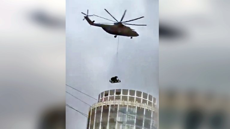 A recent video out of Russia once again highlights the drastic efforts being taken to provide Moscow with additional air defense coverage against the threat of long-range Ukrainian drones. While we have seen examples of the Pantsir short-range air defense system installed on buildings in Moscow before now, the footage shows the counter-drone-optimized SMD-E variant being lifted on top of a skyscraper by helicopter.