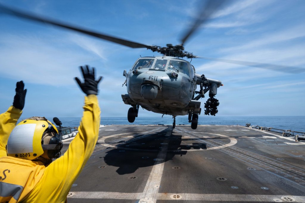 بالگرد MH-60S Seahawk نیروی دریایی آمریکا مجهز به موشک‌های Hellfire