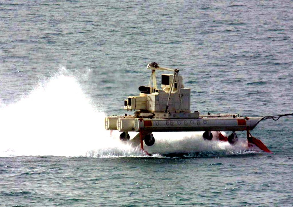 A US MH-53E military helicopter using a cable drags an MK 106 Combination sent out from the USS Ponce as mine clearance takes place in Khor Abdullah at the entrance to Umm Qasr port in the western Gulf 29 March 2003. Sharp differences have emerged between the United States and Britain on who should rebuild Iraqi port Umm Qasr after the war, as non-US firms have been almost completely excluded from the tenders process. Umm Qasr is Iraq's only deep-water seaport on its short Gulf coastline, which lies on the western side of the Fao Peninsula 460 kilometers (280 miles) south of Baghdad. AFP PHOTO/Rabih MOGHRABI (Photo by RABIH MOGHRABI / AFP) (Photo by RABIH MOGHRABI/AFP via Getty Images)