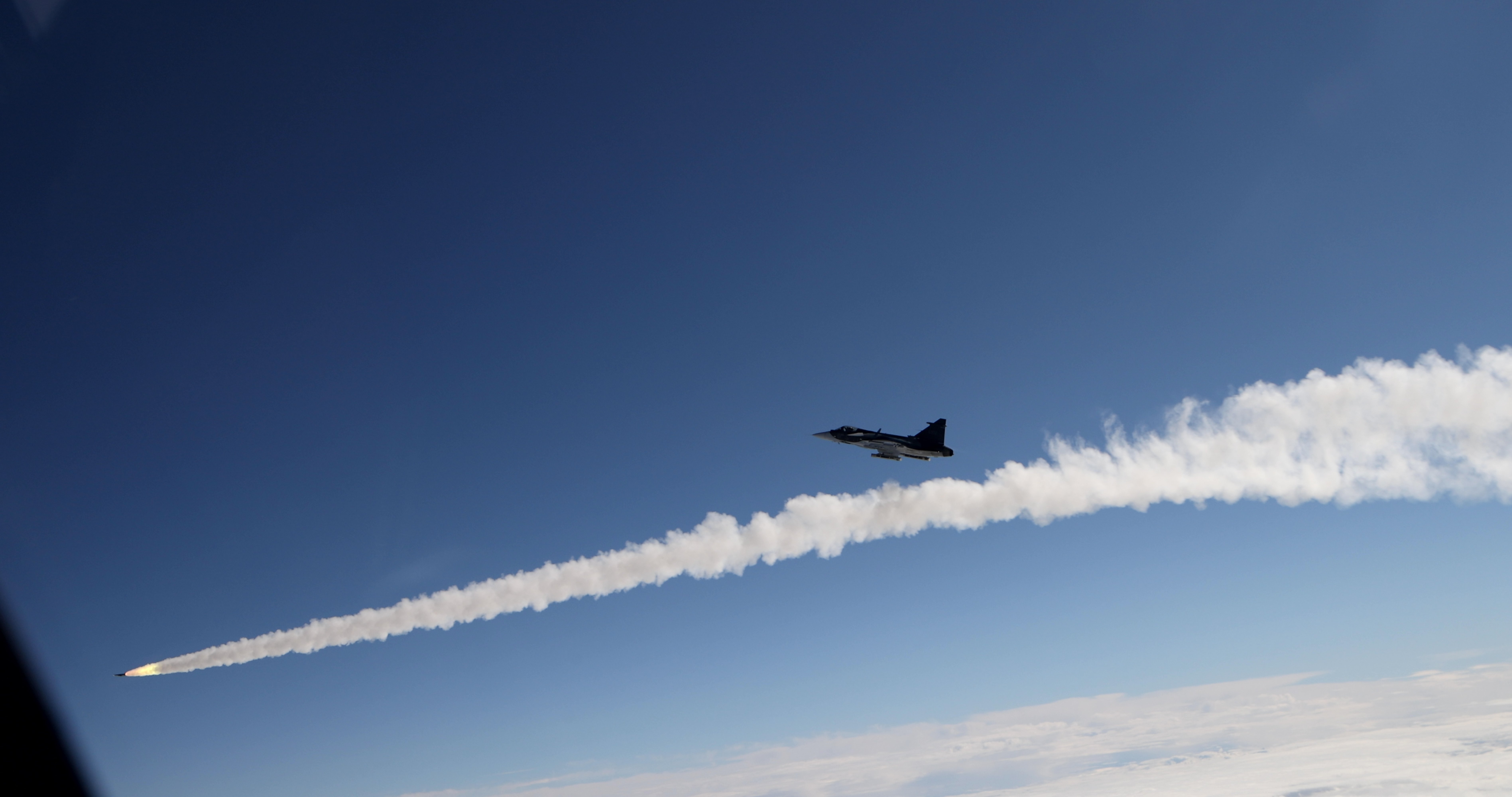 Gripen E fires Meteor