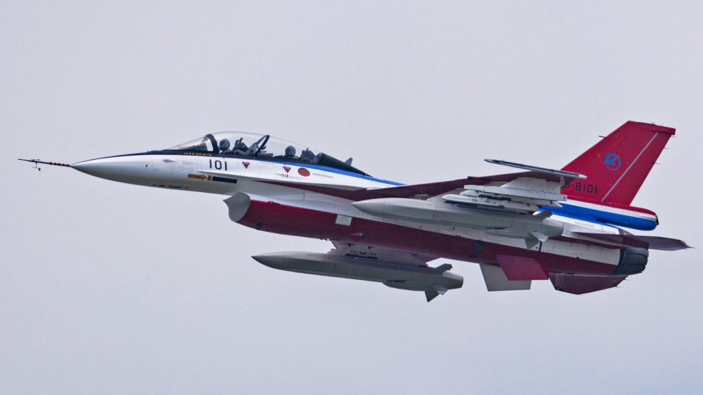 A pair of previously unseen missiles slung beneath the wings of a Japan Air Self-Defense Force (JASDF) Mitsubishi F-2 fighter underscores the progress Tokyo is making on expanding its long-range strike arsenal. While the weapon has not been officially identified, its size, configuration, and timing strongly suggest it could be the air-launched version of Japan’s new Type 25 Surface-to-Ship Missile (25SSM).