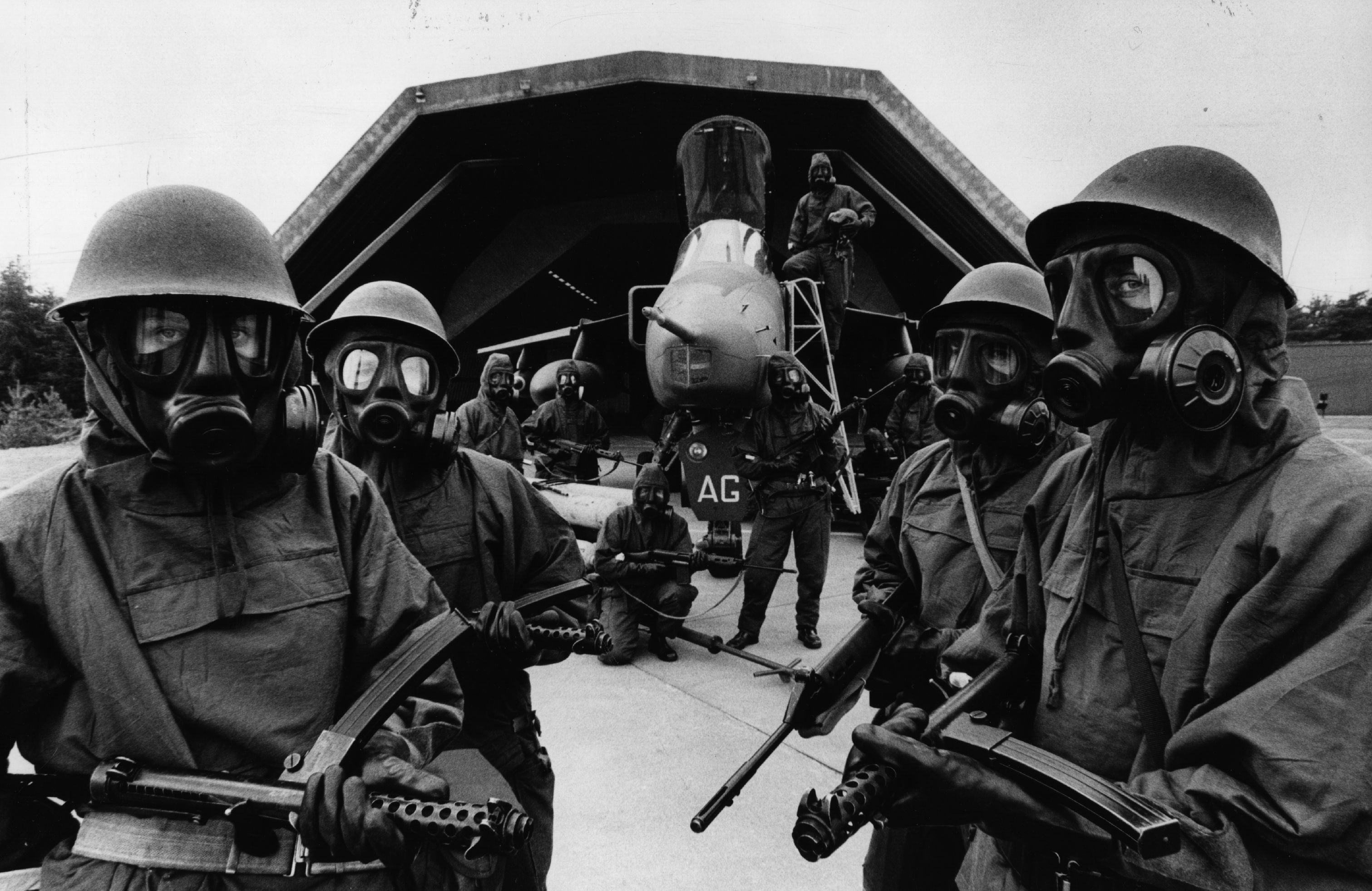 2nd August 1977: Royal Air Force ground crew loading Stirling sub machine guns and self loading rifles into an aircraft at the RAF Station in Bruggen, West Germany. (Photo by Evening Standard/Getty Images)