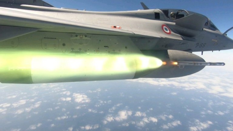 The Directorate General of Armaments (DGA), the French government defense procurement and technology agency, announced the successful integration of the 68mm laser-guided rockets on the Rafale. The tests began in February.