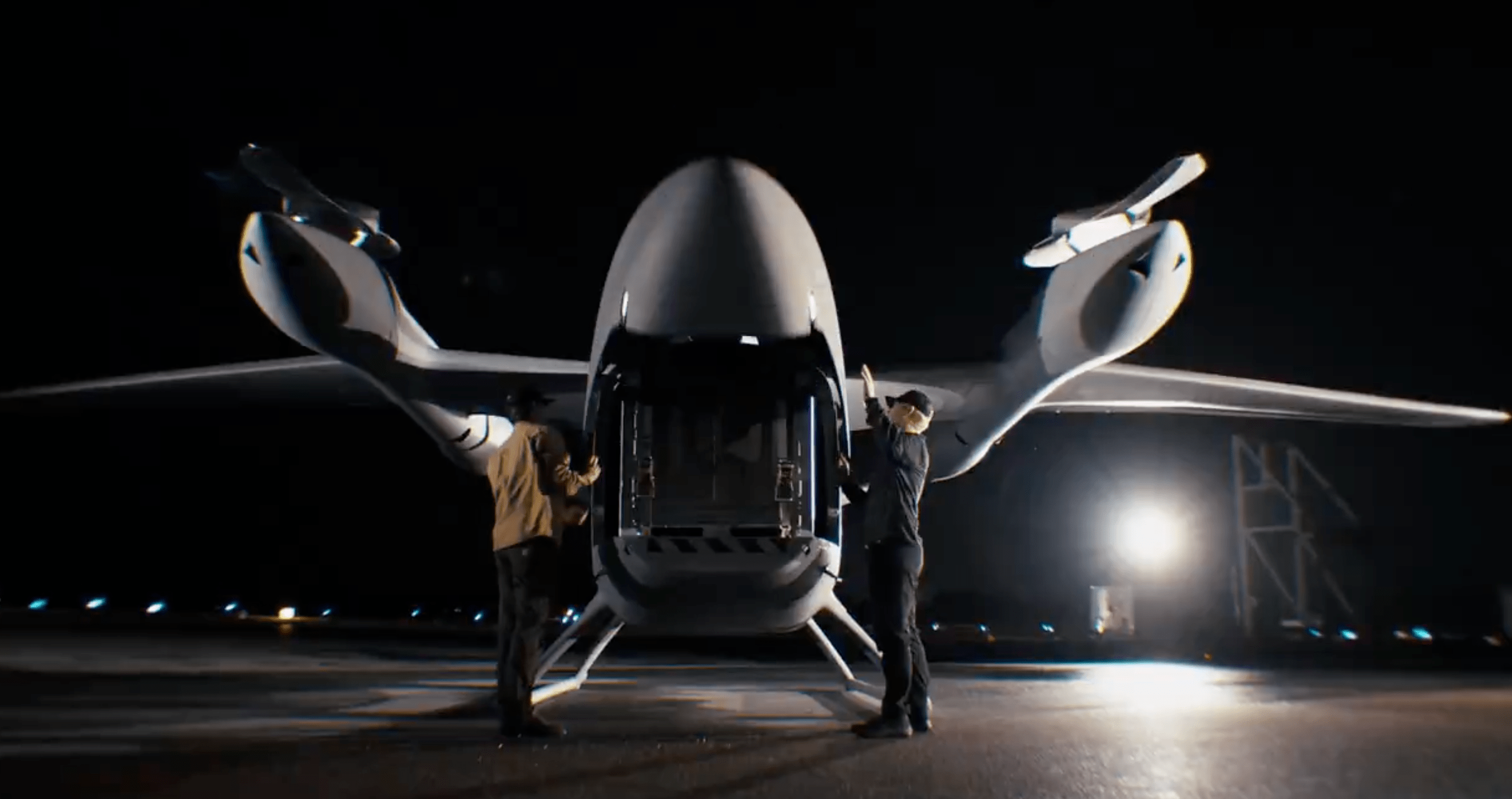 上向きに開く機首カバーを上げ、貨物区画を示したMV250。BETA Technologies