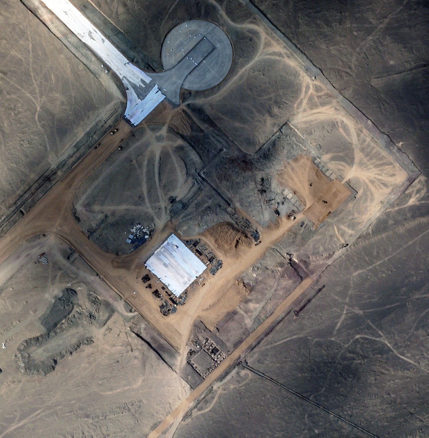 Zoomed in shot of the circular pad with a 400-foot diameter has taken shape at the northern end with direct access to both the runway and the main base, which TWZ assesses to be an engine run and turnaround pad.
