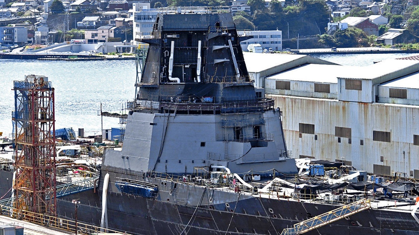 The first of Japan’s two new cruiser-sized Aegis System Equipped Vessels (ASEV) is continuing to take shape, recently receiving its huge main integrated mast, giving the vessel a new and remarkably imposing silhouette.