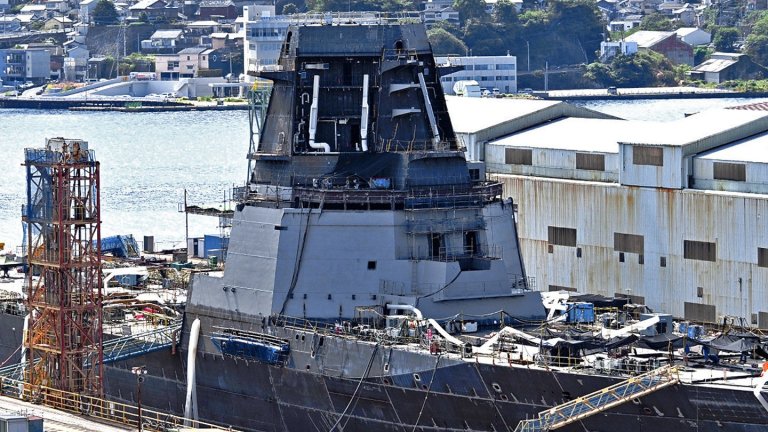 The first of Japan’s two new cruiser-sized Aegis System Equipped Vessels (ASEV) is continuing to take shape, recently receiving its huge main integrated mast, giving the vessel a new and remarkably imposing silhouette.