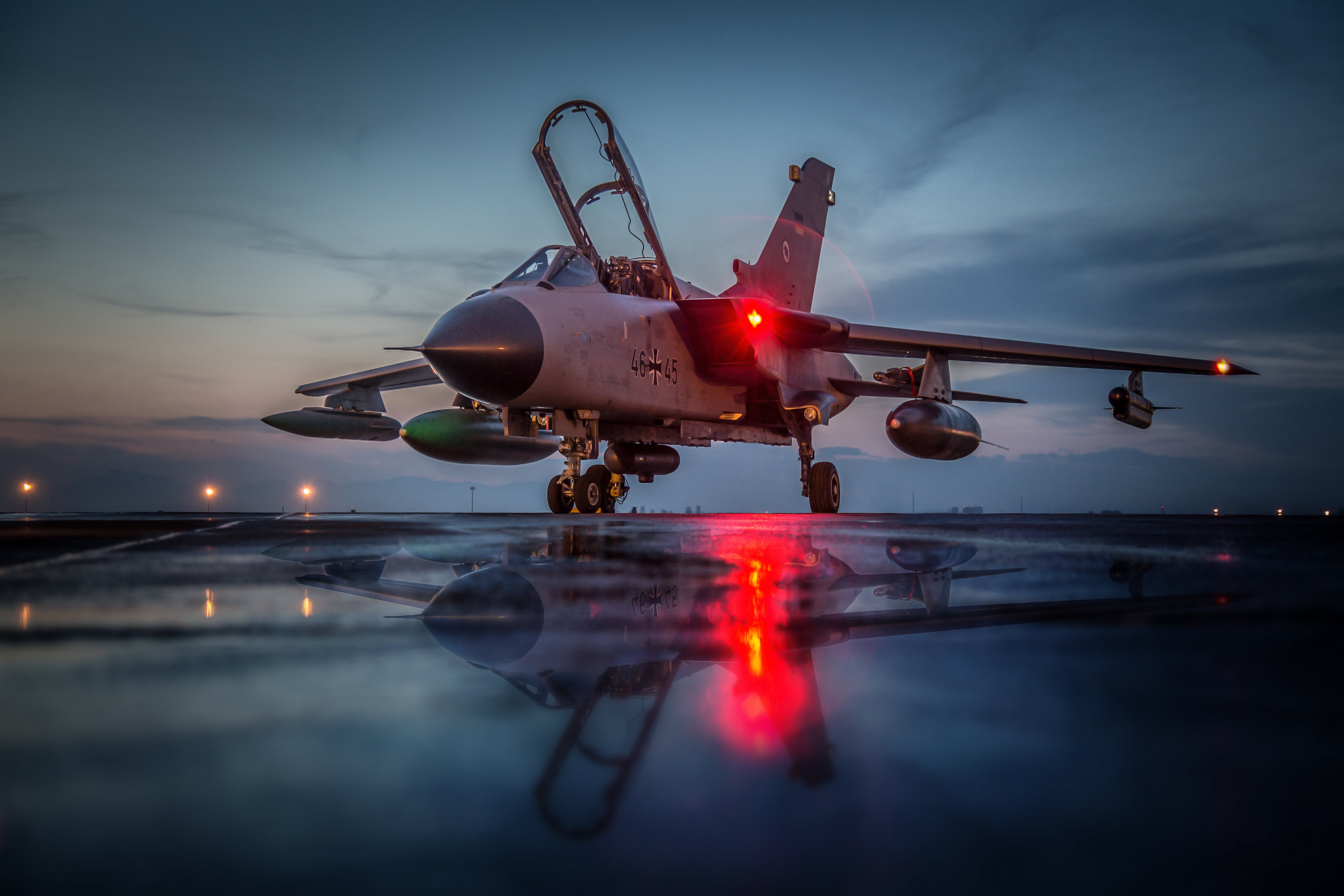 Piloten mit einer Nachtsichtbrille im Cockpit des Tornados 46+45 im Rahmen der Mission Counter Dash in Incirlik, Türkei, am 14.04.2016