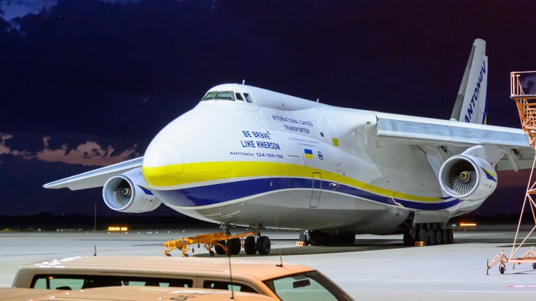 05 August 2026, Saxony, Schkeuditz: A Ukrainian Antonov AN-124 cargo plane is parked at Leipzig/Halle Airport. Following the nighttime drone incident at Leipzig/Halle Airport, specialists from the Federal Police defused a drone equipped with an explosive device.