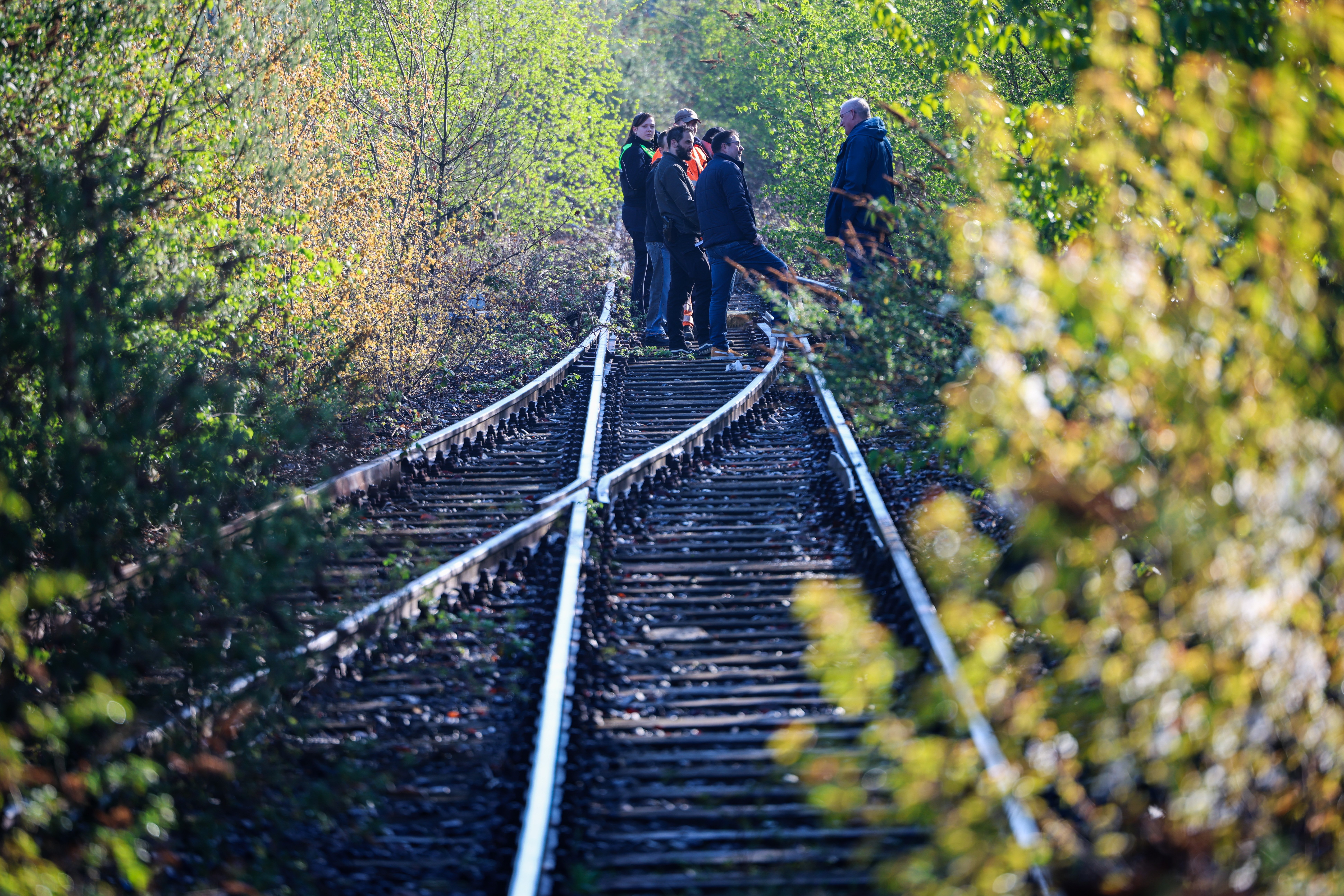 14 April 2026, North Rhine-Westphalia, Gelsenkirchen: Police officers stand at the crime scene searching for evidence and recording the scene after sabotaging a power cable. Photo: Christoph Reichwein/dpa (Photo by Christoph Reichwein/picture alliance via Getty Images)