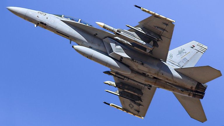 A U.S. Navy F/A-18F Super Hornet assigned to Air Test and Evaluation Squadron 31 (VX-31) has been spotted carrying both the AIM-174B and AIM-260A Joint Advanced Tactical Missile (JATM) during a flight over Ridgecrest, California. The configuration could represent the first publicly documented instance of these two advanced air-to-air weapons appearing on the same aircraft.