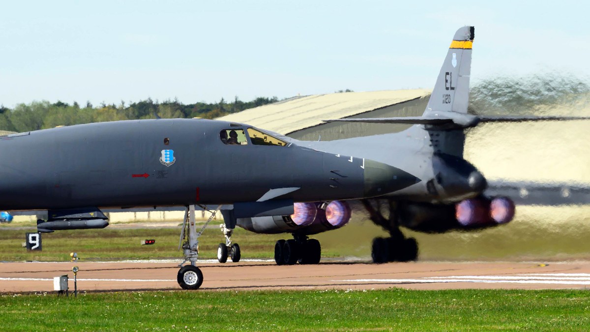 B-1B轰炸机匆匆离开英国