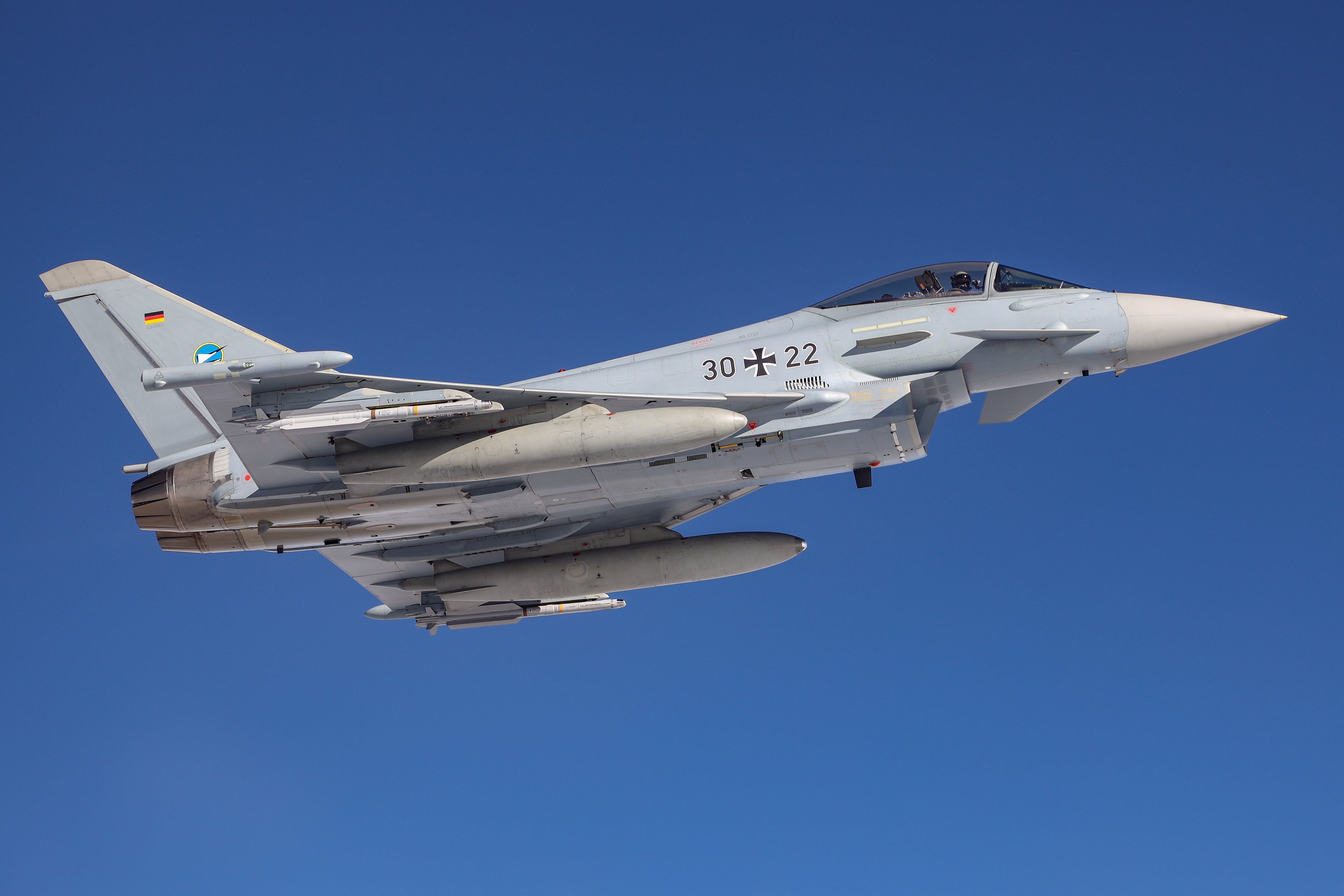 Ein Eurofighter vom Taktischen Luftwaffengeschwader 74 aus Neuburg an der Donau fliegt bei einem Übungseinsatz als Quick Reaction Alert (QRA) über dem Südosten Deutschlands, am 02.03.2022. ©Bundeswehr/Christian Timmig