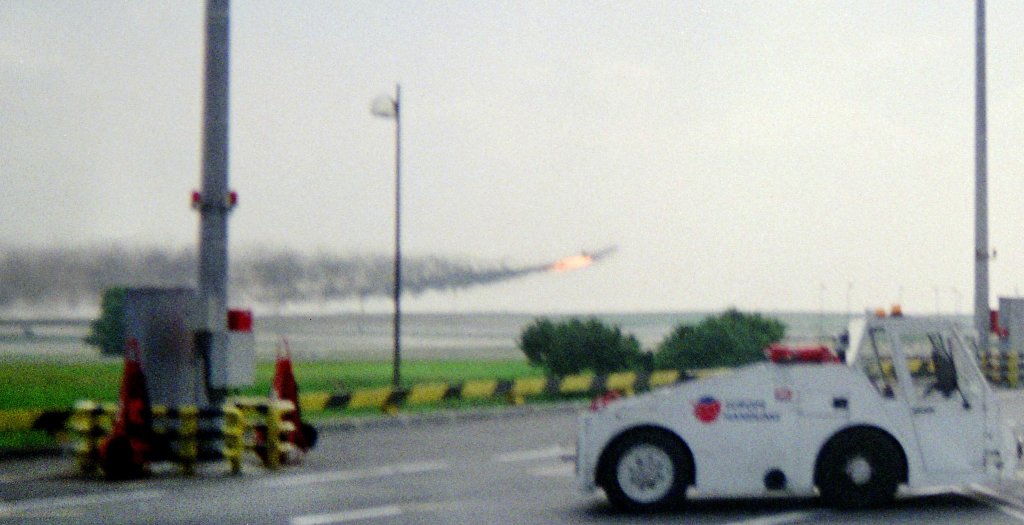 des flammes s'échappent de la partie arrière du Concorde d'Air France à son décollage de Roissy, le 25 juillet 2000, quelques minutes avant que l'avion s'écrase sur la commune de Gonesse, faisant 113 victimes, les 109 personnes à bord, dont une majorité de touristes allemands, et quatre personnes au sol. Les familles des victimes allemandes sont arrivées à Roissy le 26 juillet 2000, tandis que les corps des victimes étaient acheminées vers l'institut médico-légal de Paris. (Photo by - / AFP) (Photo credit should read -/AFP via Getty Images)