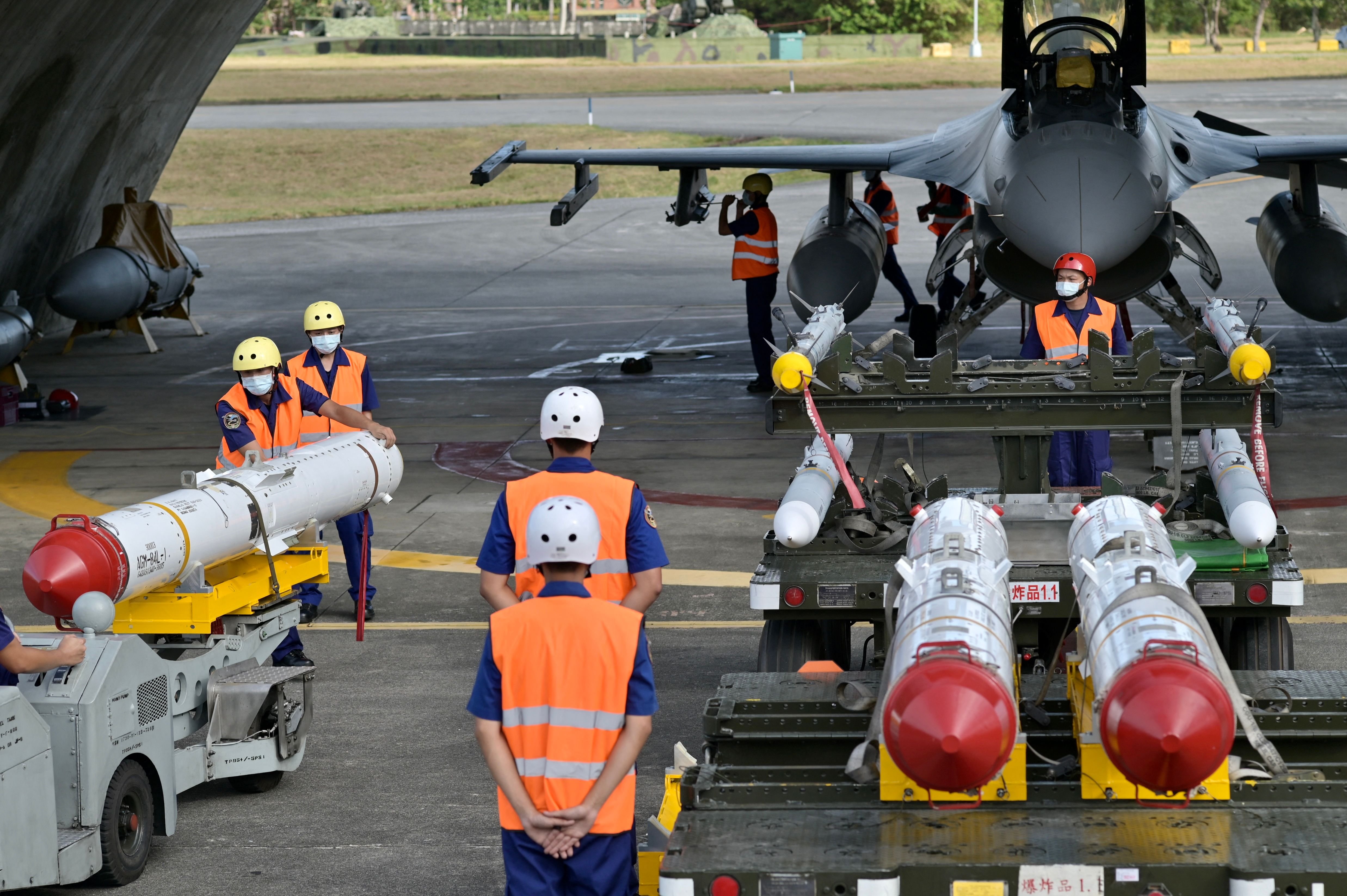 Air Force soldiers prepare to load US made Harpoon AGM-84 anti ship missiles in front of an F-16V fighter jet during a drill at Hualien Air Force base on August 17, 2022. (Photo by Sam Yeh / AFP) (Photo by SAM YEH/AFP via Getty Images)