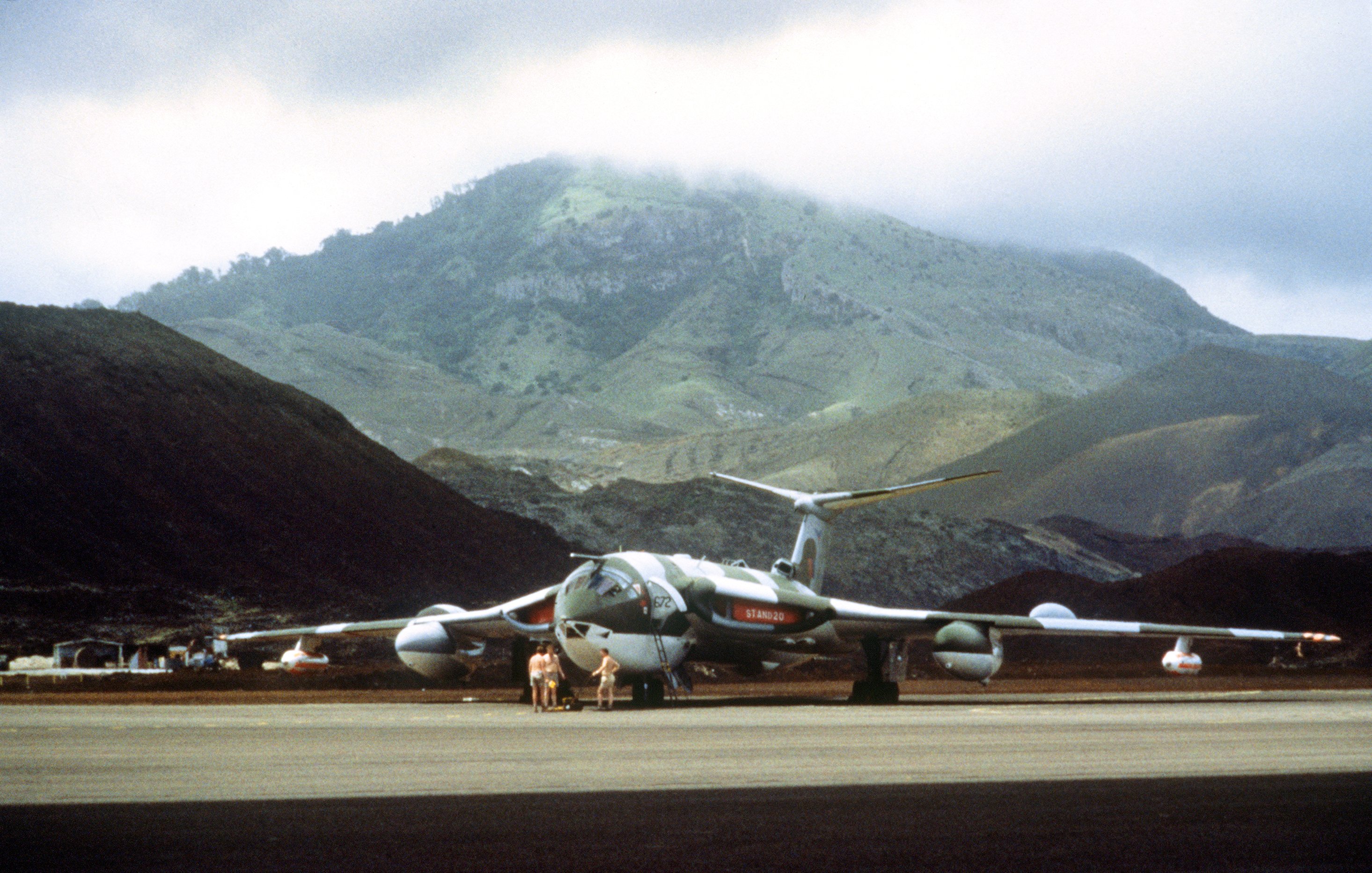 Picture taken 24 May 1982 at Wideawake airfield on Ascension island, of an RAF Victor tanker prepared for any air-to-air refuelling tasks. (Photo by AFP via Getty Images)