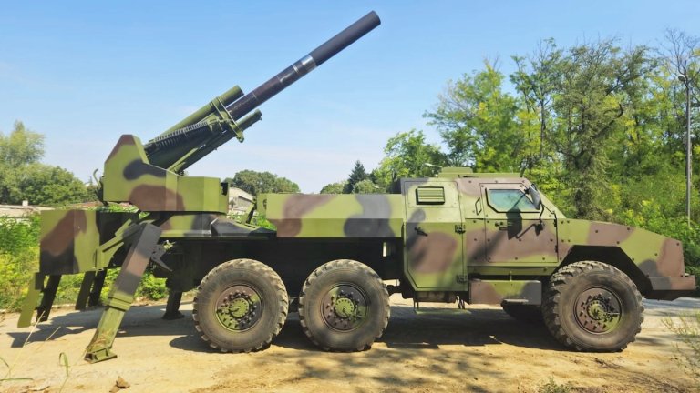 Serbia has released the first footage of its TSMB M-25 heavy self-propelled mortar firing, revealing an unusual artillery system that puts a massive 203mm weapon on a comparatively light, six-wheeled truck. The system is designed to hurl projectiles weighing around 220 pounds at targets up to approximately 7.5 miles away, bringing super-heavy firepower to a platform that looks surprisingly modest for the job.