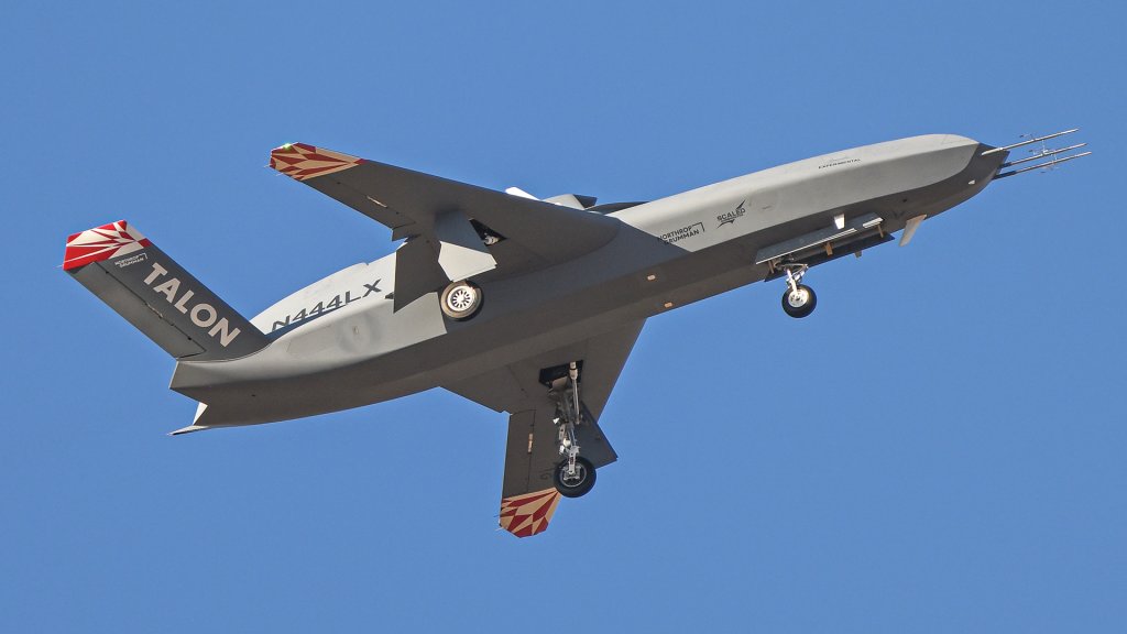 Fyrsta flug Talon Blue sjálfstýrðu orrustuloftfarsins frá Northrop Grumman