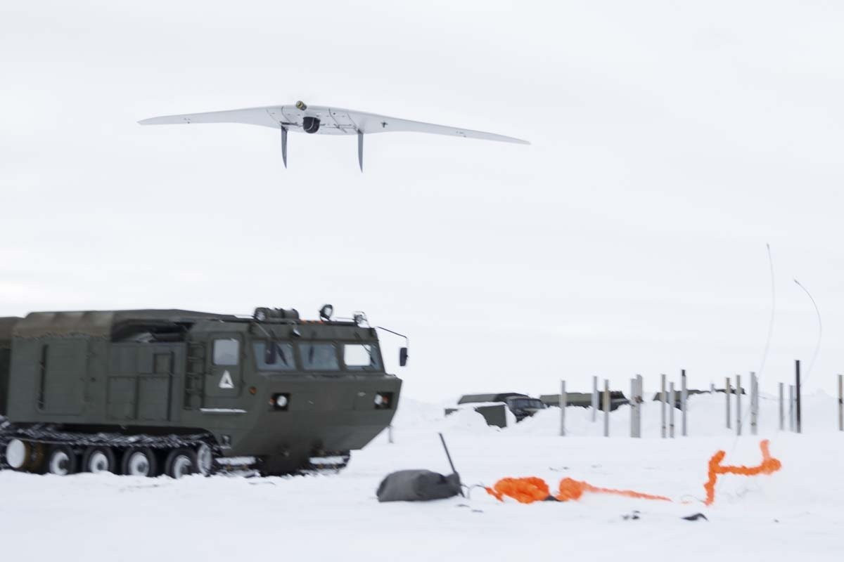 Russian Commandos Jump From 33,000 Feet Over The Arctic In ...