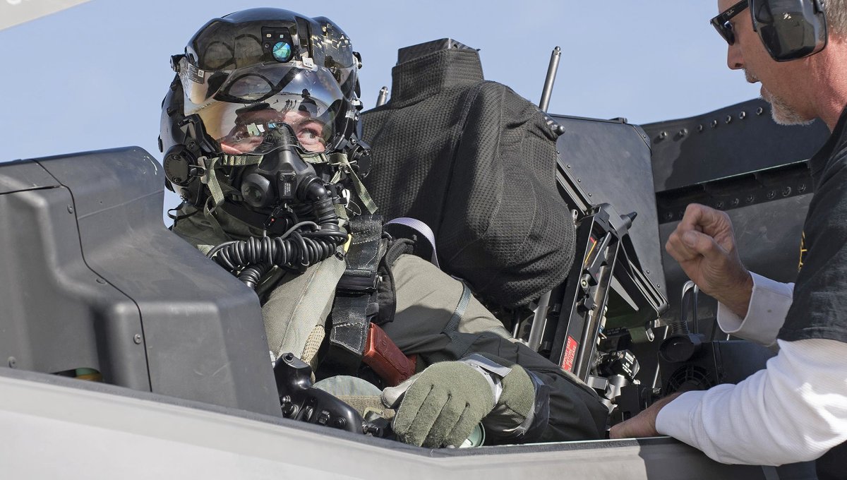 F-35飞行员首次穿戴化学和生物战防护服