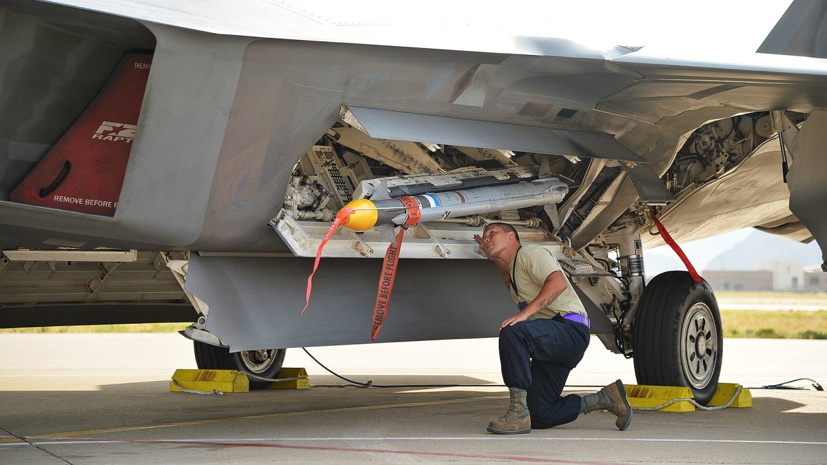 F-22现在配备了AIM-9X导弹,但仍然没有与之配套的头盔显示器。