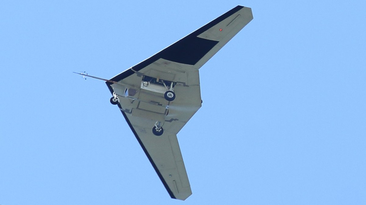独家报道：一架配置独特的RQ-170隐形间谍无人机现身范登堡空军基地