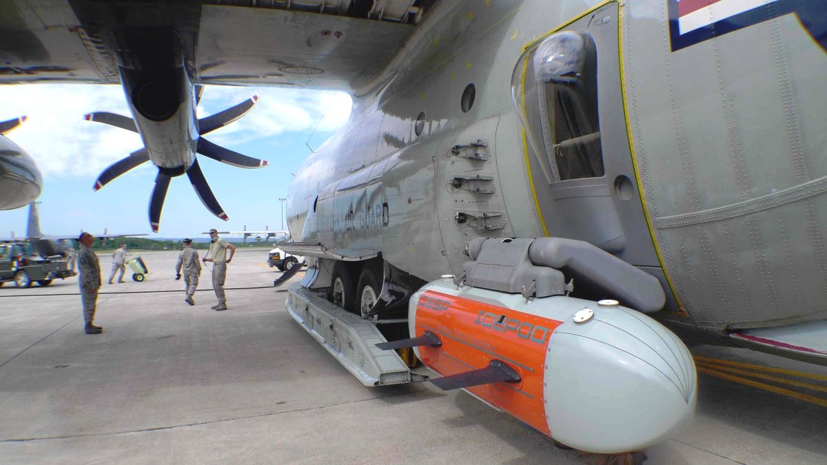 这就是你可以从C-130运输机后部伞兵舱门挂出去的所有东西