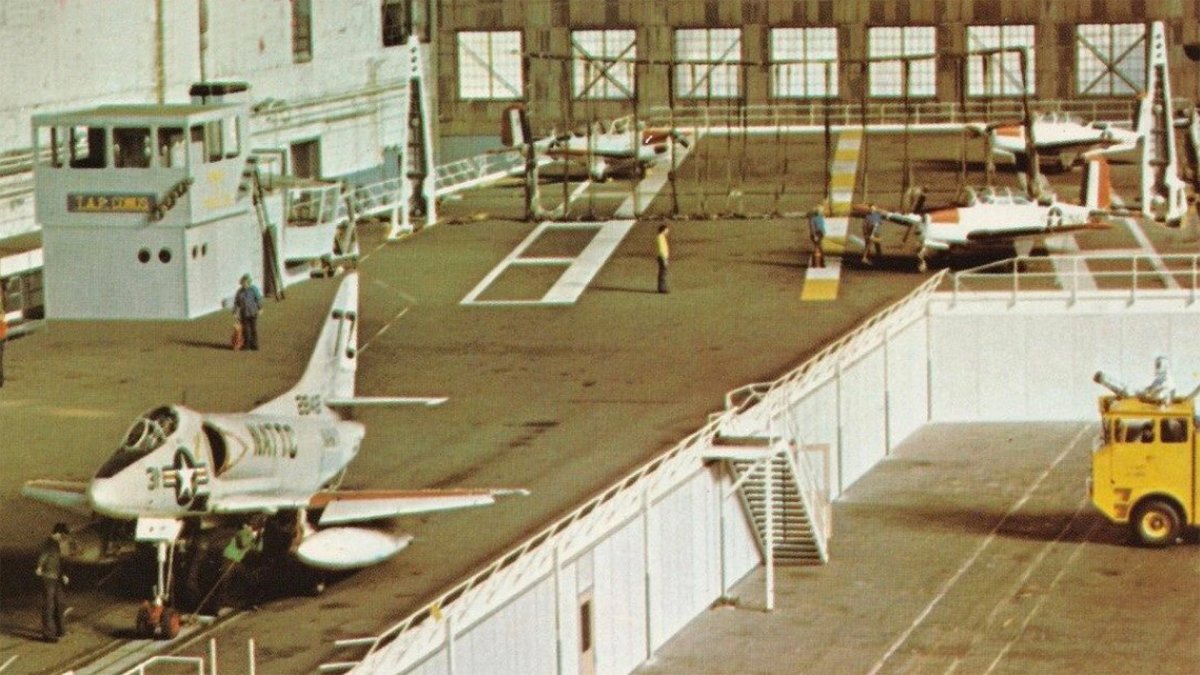 海军用于停放兴登堡号飞艇的巨型机库内隐藏着一艘模拟航空母舰。