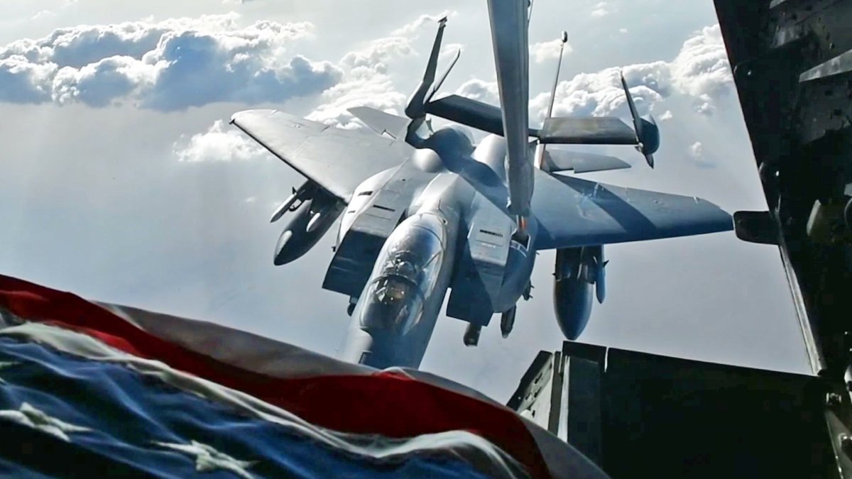 F-15E 机组人员和 KC-10 空中加油操作员在加油时谈论咖啡的益处