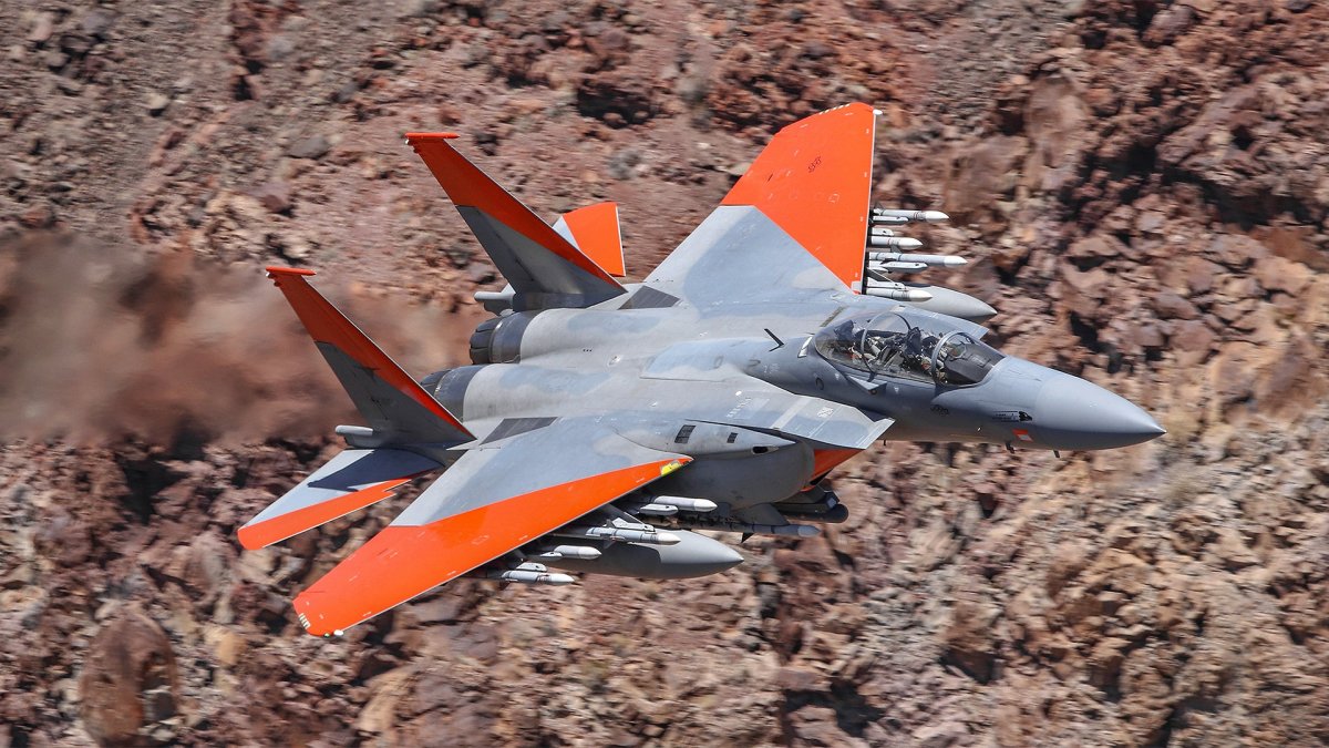 在“星球大战峡谷”飞行中，F-15SA 战斗机挂载了十几枚 AIM-120 导弹。