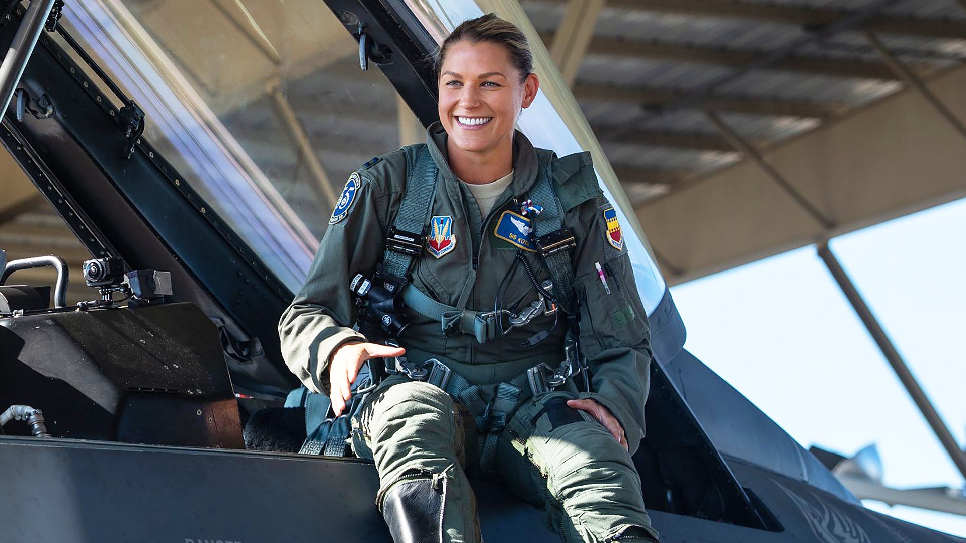 air force thunderbirds female pilot