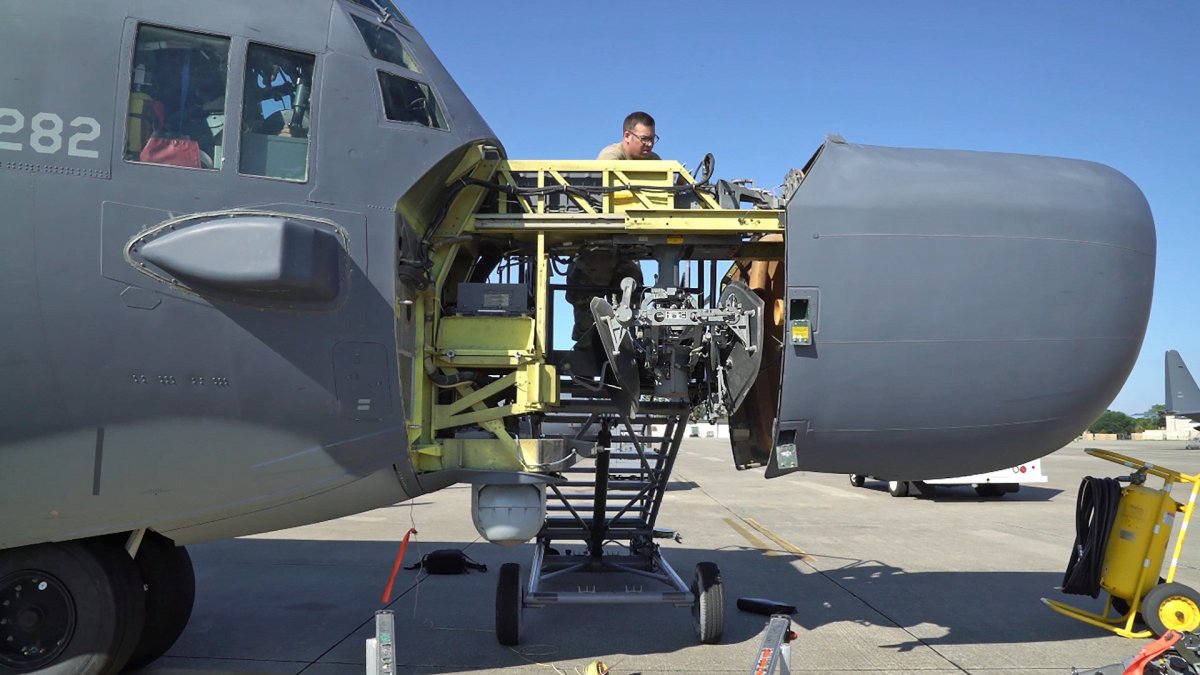 来看看MC-130H“战斗利爪II”的“冈佐机头”下隐藏的疯狂雷达