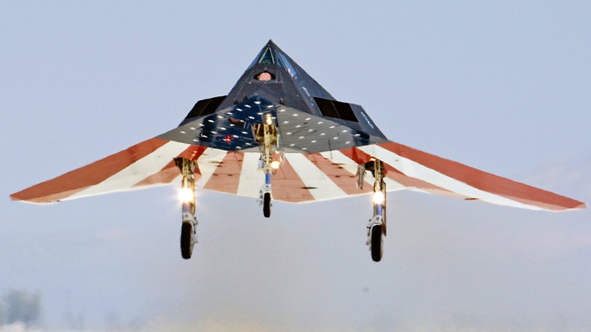 不，F-117从未具备空对空作战能力，但其中一架确实加装了雷达。