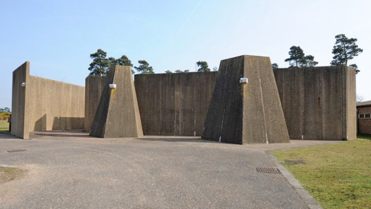 英国皇家空军本特沃特基地有一座外形奇特的冷战时期地堡，被称为“星球大战大楼”。