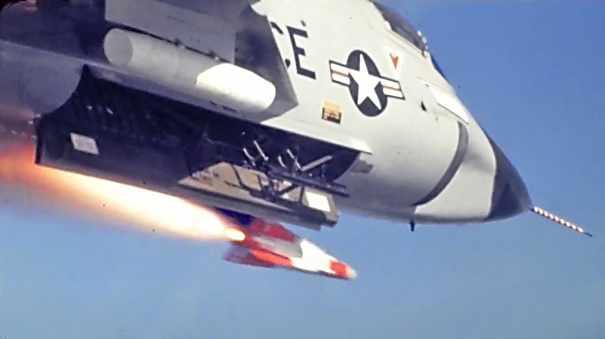 F-102“三角匕首”战斗机的武器舱巧妙地将火箭弹和导弹结合在一起，展现了冷战时期的独创性。
