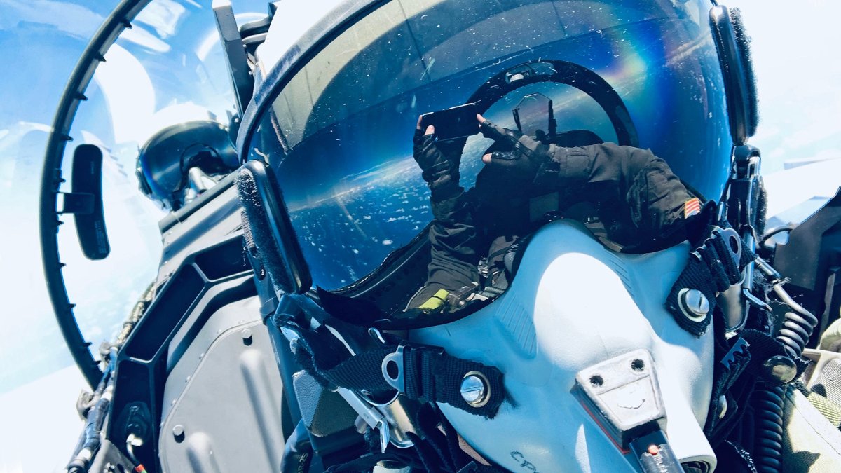 海军F/A-18中队指挥官谈人工智能在空战中屡次击败真实飞行员