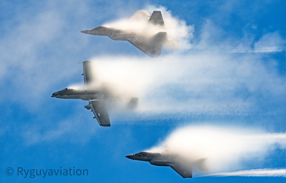 这张A-10、F-35和F-22编队飞行时扬起滚滚蒸汽的照片简直太疯狂了！