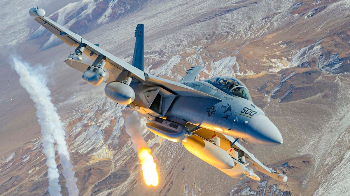 EA-18G“咆哮者”电子战飞机拥有自己的电子攻击训练学校，而非空战训练学校。