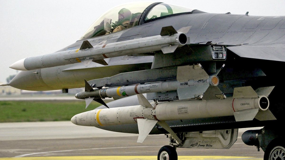 关于F-16战斗机为何在翼尖挂架上携带AIM-120 AMRAAM导弹的最终答案