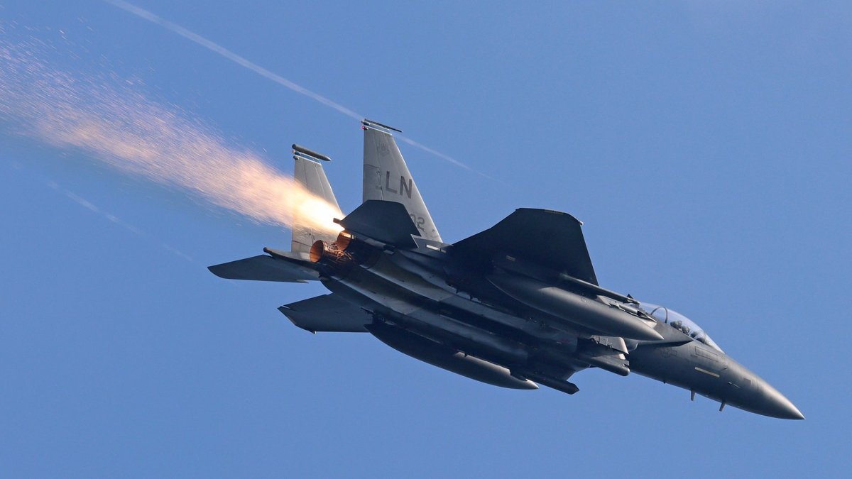 看看这架F-15E“攻击鹰”战斗机起飞后喷出火花